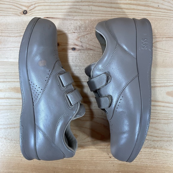 SAS Me Too Leather Walking Shoes
Double Strap Hook/Loop
Women’s 8 M Medium
Beige - Picture 7 of 9